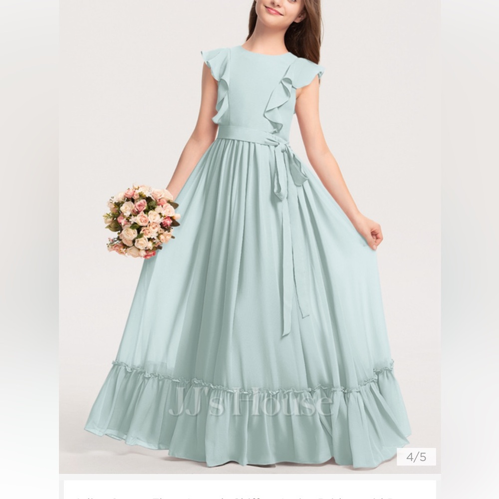 Beautiful and cute dress with mist color. Soft and comfortable